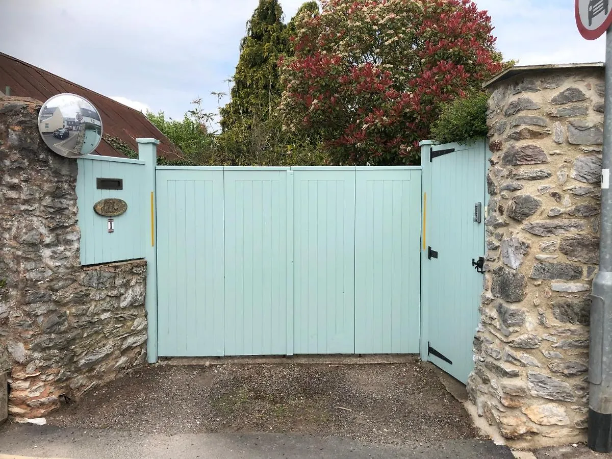 Frog Palace - Secure Parking-Outside Area-Topsham-Exeter-Beach-Chiefs-Wifi Holiday home
