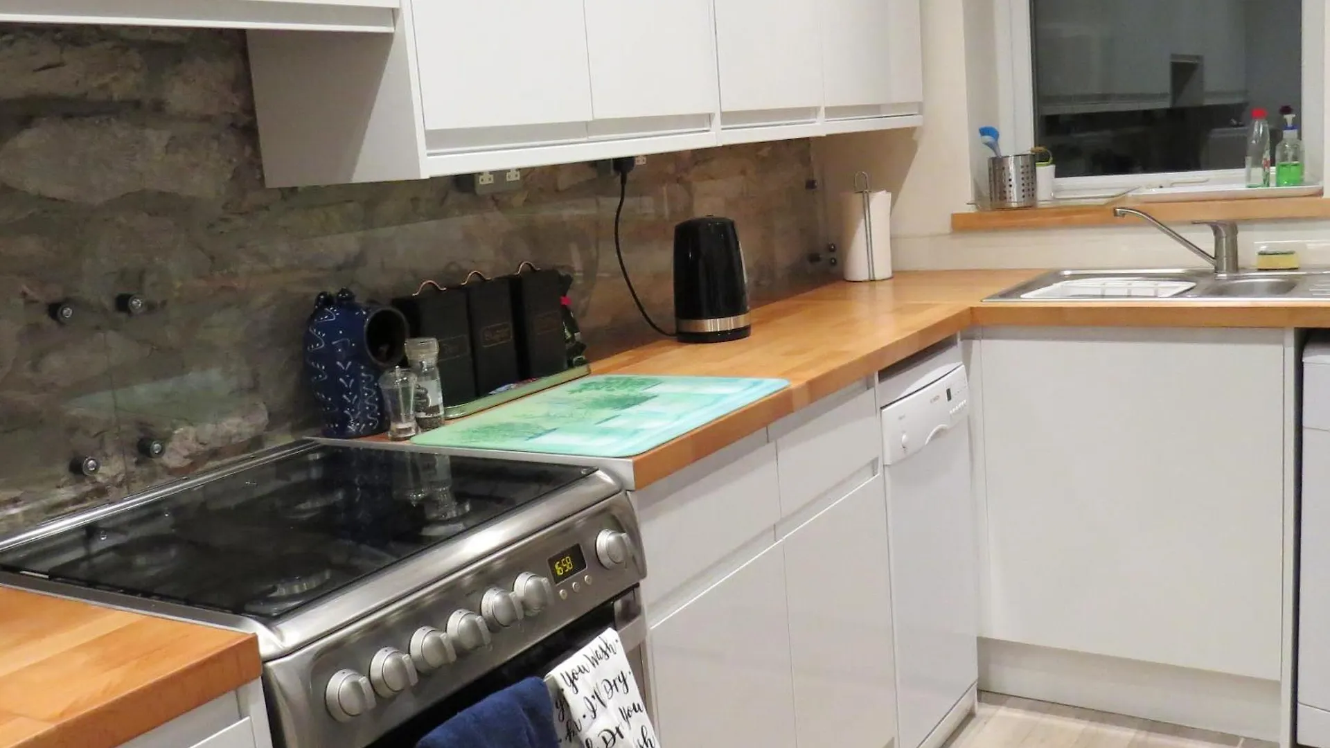 Frog Palace - Secure Parking-Outside Area-Topsham-Exeter-Beach-Chiefs-Wifi